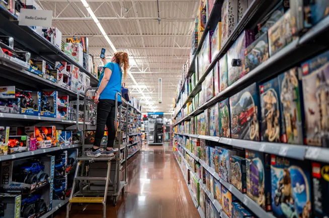 How retailers are hiring for the 2025 holiday season