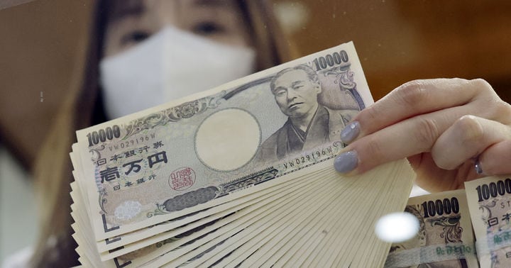 Yen Weakens to 160 Yen Against Dollar - 조선일보